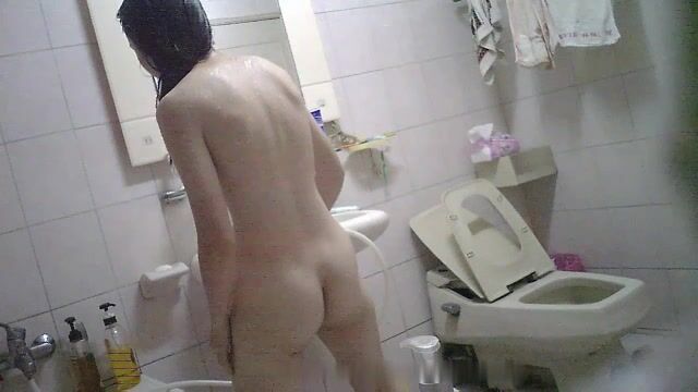 台灣水電工浴室暗藏攝像偷拍宿舍裡的女生洗澡