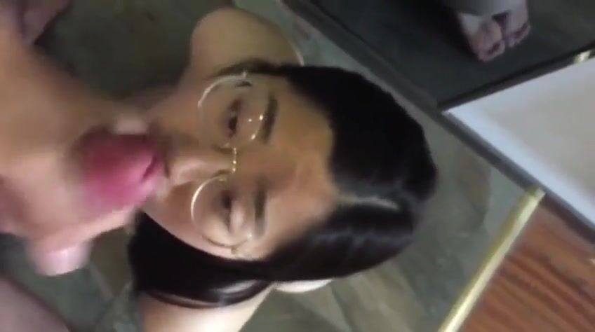 顏射大三眼鏡騷女友 把舌頭伸出來 射你臉上