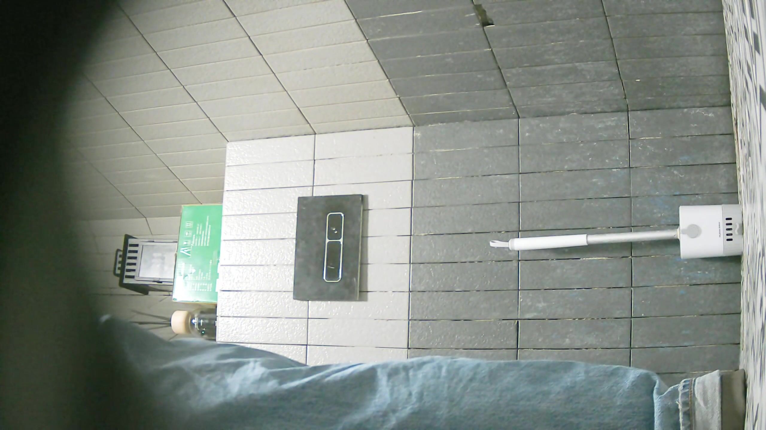 【廁拍】全景前後雙角度 極品無毛白虎 -07