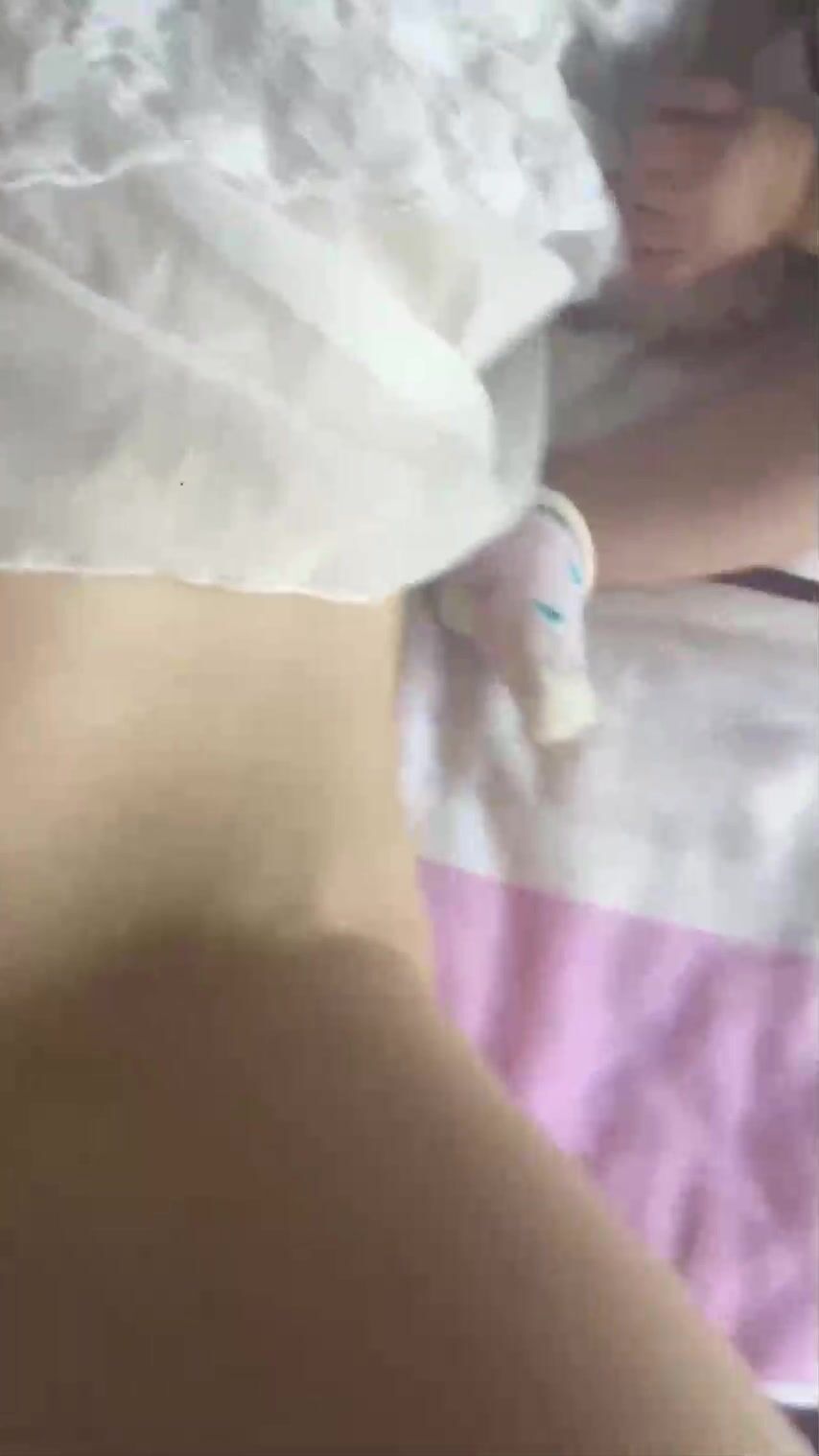 孩子餓了要吃奶，一邊餵奶，一邊瘋狂偷情