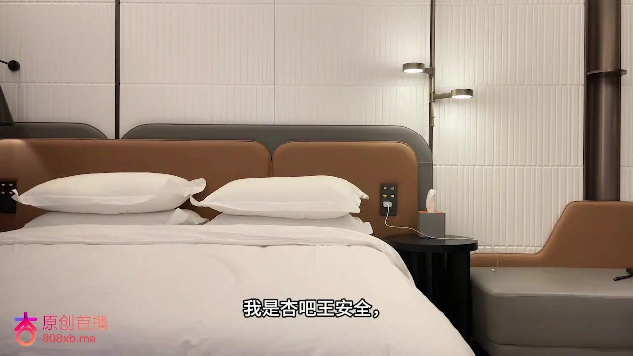 杏吧王安全20-今天約了個戴眼鏡的學生妹，旺仔小饅頭還在發育中，不會口活差點口吐了，下面毛毛很少很緊都給乾紅了，還給我介紹她朋友